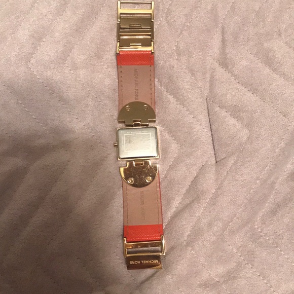 Michel Kors - Picture 3 of 5